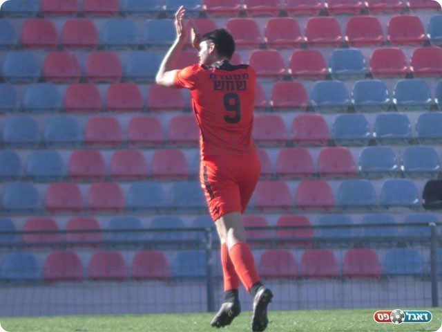 בר אהרוני חוגג את השער הראשון